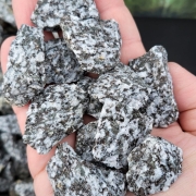 Grys-kamień-do-ogrodu-granit-dalmat-granodioryt-16-22mm (4).jpg