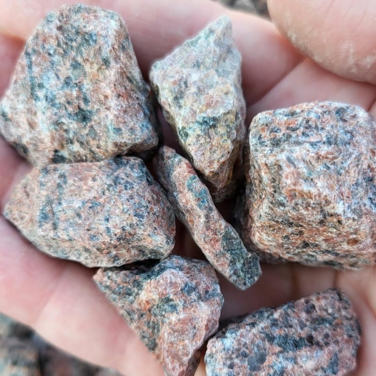 Grys-kamień-do-ogrodu-granit-vanga-8-16mm (3).jpg