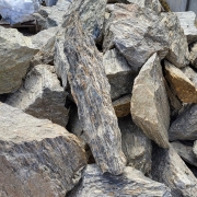 kamień-do-ogrodu-kora-kamienna-gnejs-bryły.jpg